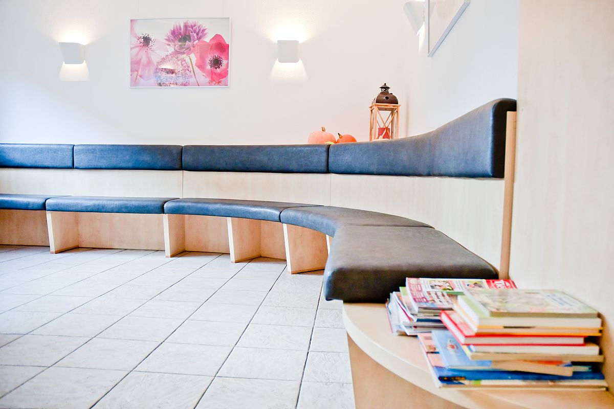 fricke-schwarz-wartezimmer-tierarztpraxis-neunkirchen-seelscheid